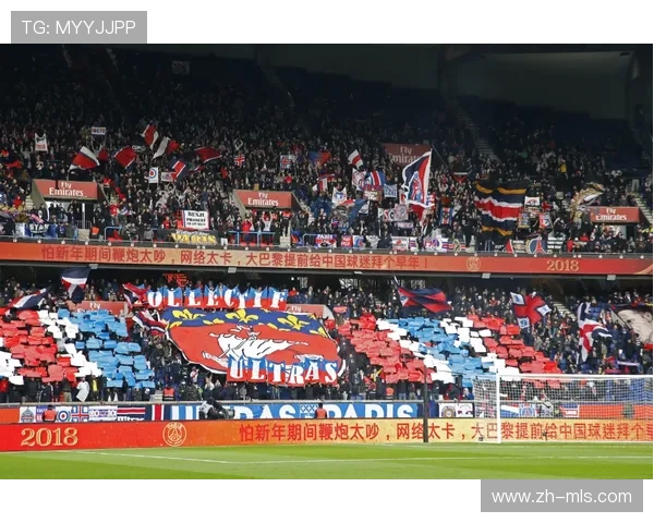 成都凤凰山球场球迷高歌,雨战中新助威声不熄 成都凤凰山球场球迷高歌,雨战中新助威声不熄